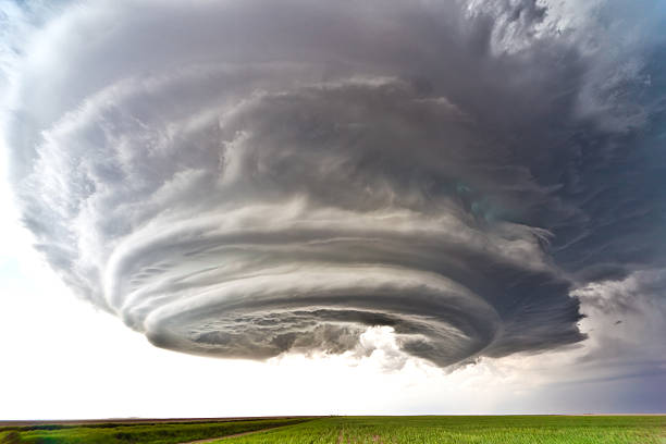 supercelda tornadic en el american plains - arcus cloud fotografías e imágenes de stock