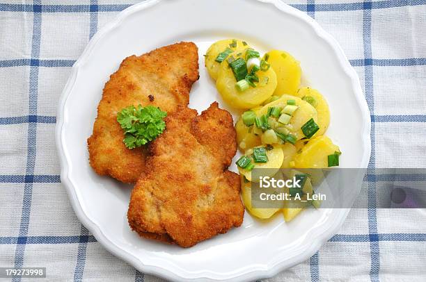 Werkstaette Schnitzel Com Salada De Batata - Fotografias de stock e mais imagens de Frango Panado - Frango Panado, Costeleta - Corte de Carne, Alface