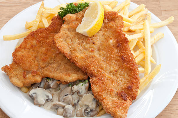 schweineschnitzel wiener arte mit pommes - schweineschnitzel - fotografias e filmes do acervo