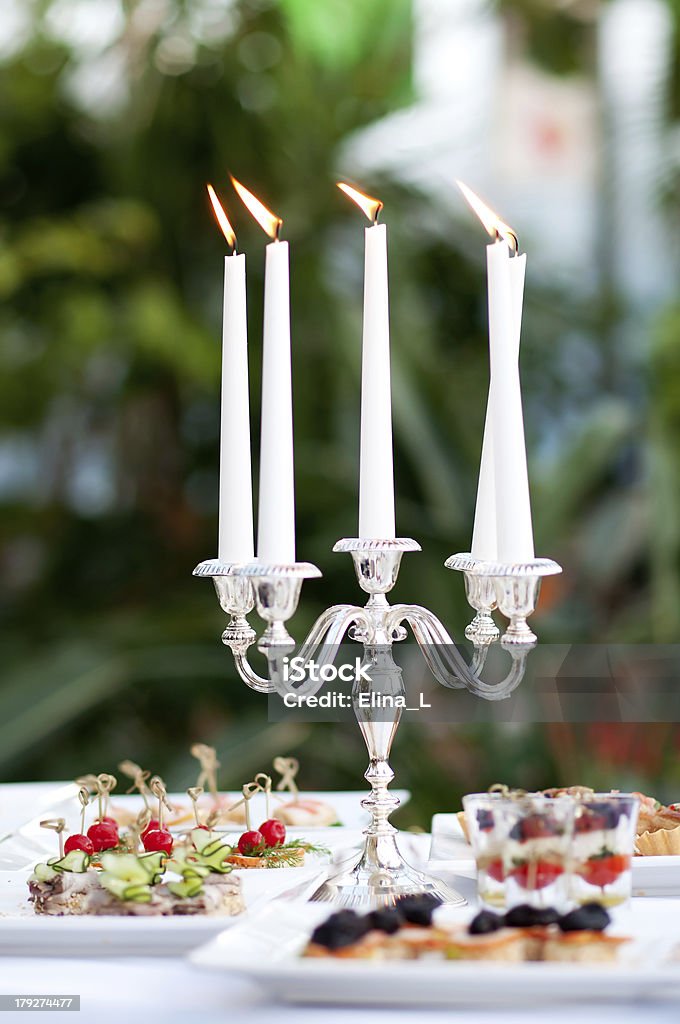 Velas em candlestick - Foto de stock de Arranjar royalty-free