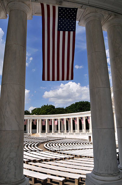 bandeira dos eua em arlington - arlington national cemetery virginia cemetery american flag - fotografias e filmes do acervo