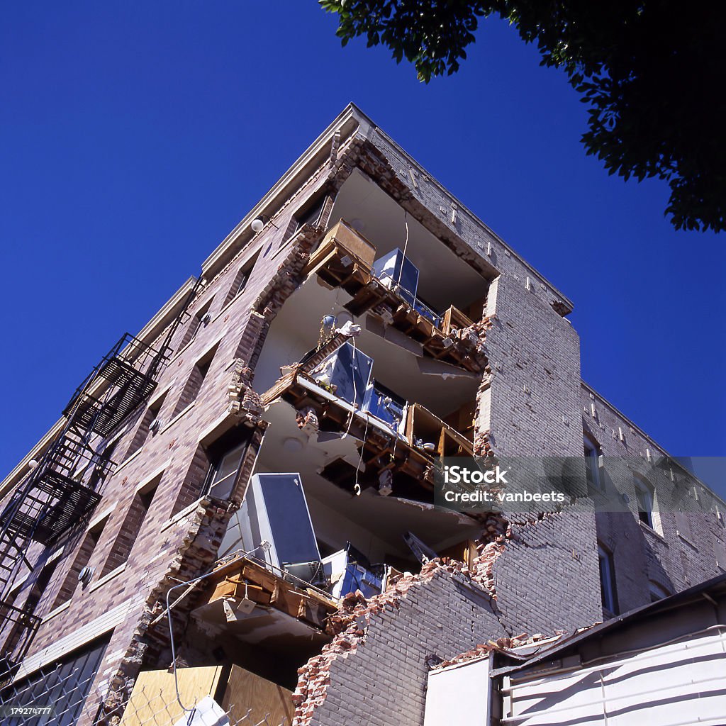 Prédio de apartamentos depois do terremoto - Foto de stock de Terremoto royalty-free