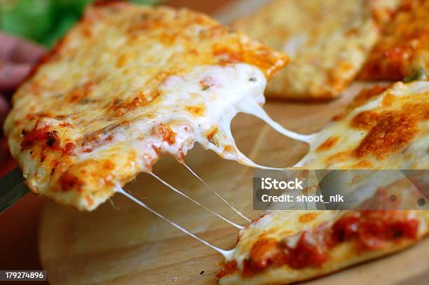 Stück Pizza Stockfoto und mehr Bilder von Fotografie - Fotografie, Gebacken, Horizontal