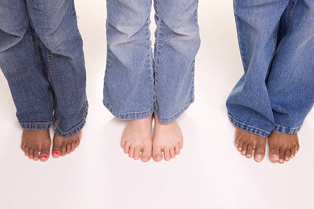 diversidad serie los dedos de los pies - child human foot barefoot jeans fotografías e imágenes de stock