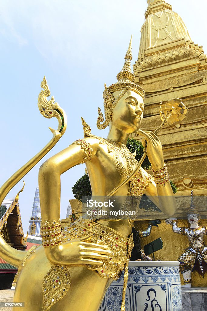 Il golden Thai fata in una metà dell'uomo uccello - Foto stock royalty-free di Adulazione