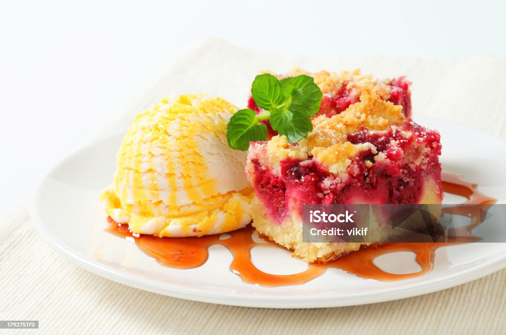 Beere crumble Scheiben mit Eis - Lizenzfrei Kuchen Stock-Foto