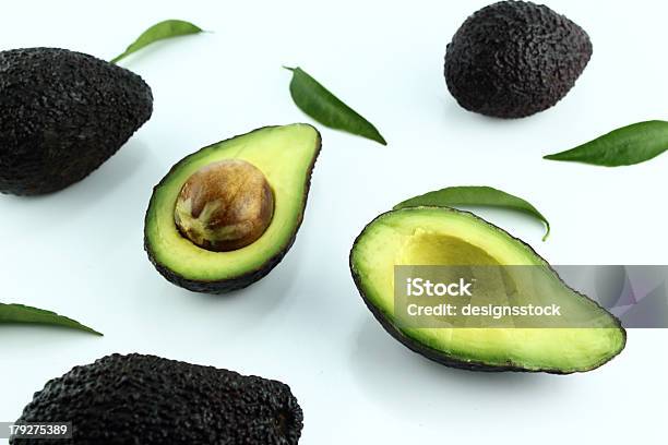 Abacates - Fotografias de stock e mais imagens de Abacate - Abacate, Alimentação Saudável, Casca de fruta