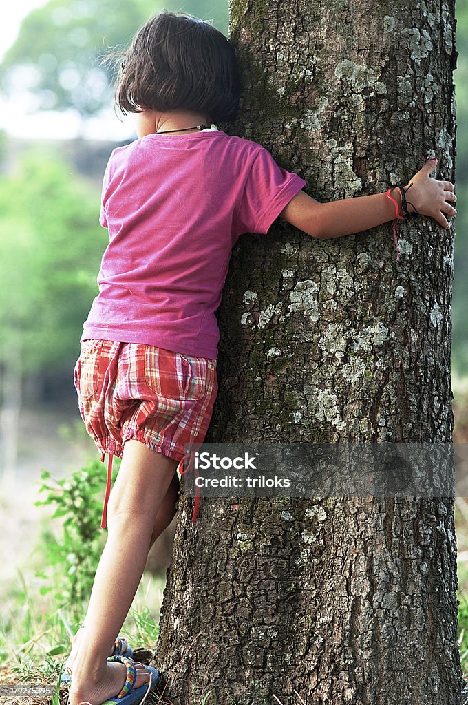 Menina abraçando árvore - Foto de stock de 6-7 Anos royalty-free