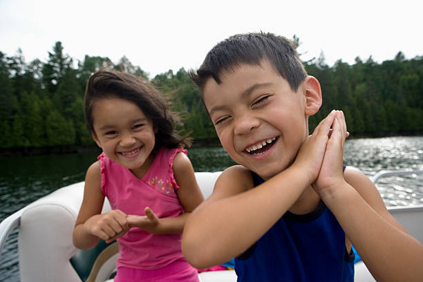 happy bootsfahrer - sailing nautical vessel family lake stock-fotos und bilder