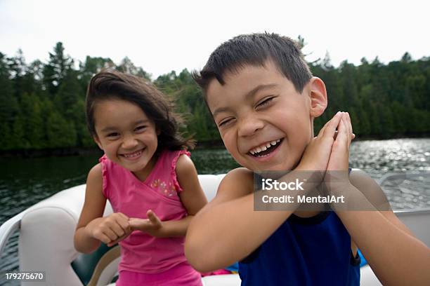 Happy Bootsfahrer Stockfoto und mehr Bilder von Familie - Familie, Wasserfahrzeug, Segeln