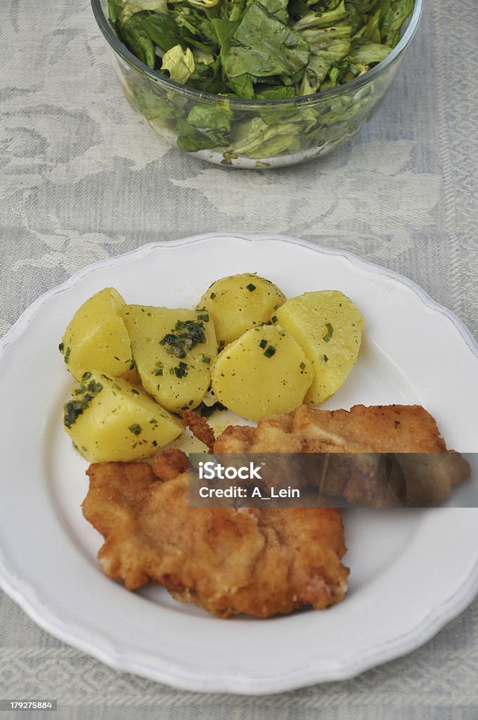 Wiener Sznycel z Sałatka z ziemniaków - Zbiór zdjęć royalty-free (Bez ludzi)
