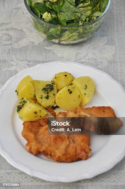 Werkstaette Schnitzel Com Salada De Batata - Fotografias de stock e mais imagens de Alface - Alface, Carne, Carne de Porco