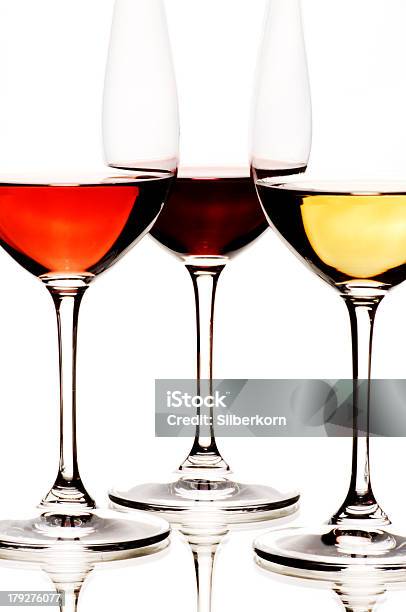 Blanco Y Rojo Vino Rose Foto de stock y más banco de imágenes de Alimento - Alimento, Bebida, Bebida alcohólica