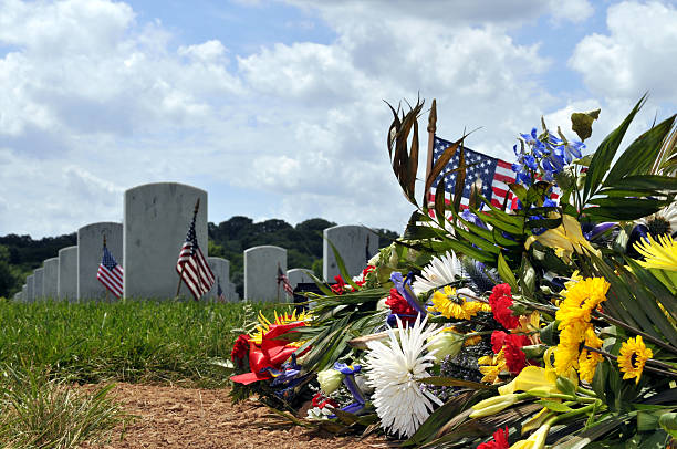 túmulo no cemitério de arlington frescos - arlington national cemetery virginia cemetery american flag - fotografias e filmes do acervo