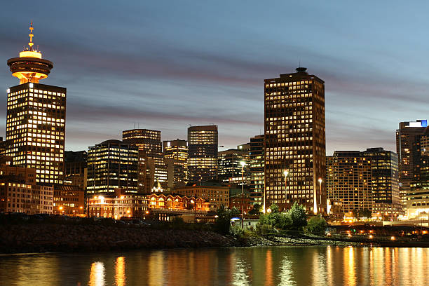 ciudad de la noche - vancouver apartment skyline real estate fotografías e imágenes de stock