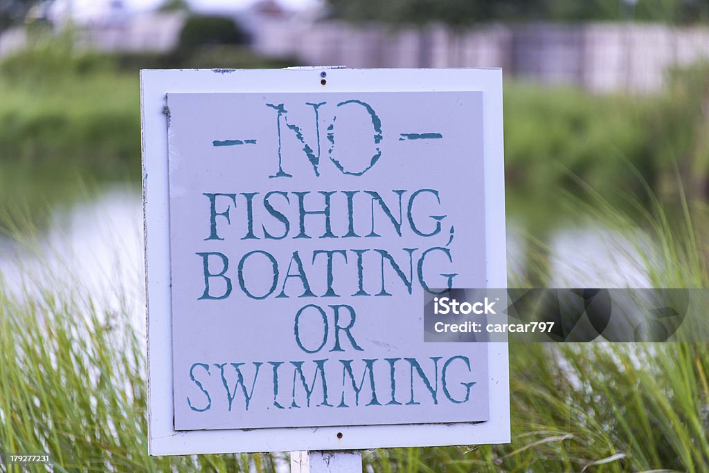 Знак Рыбалка запрещена - Стоковые фото No - английское слово роялти-фри