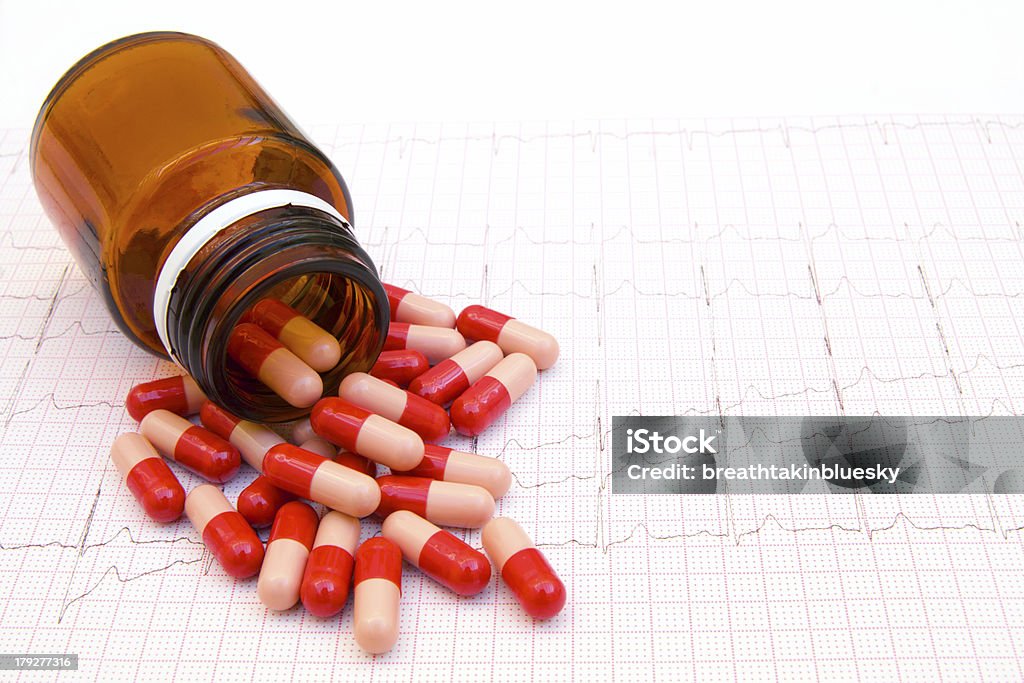 Rosso pillole aumentare la frequenza cardiaca - Foto stock royalty-free di Accudire