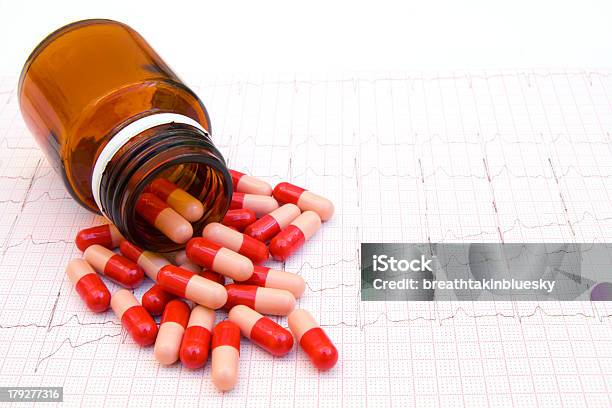 Rosso Pillole Aumentare La Frequenza Cardiaca - Fotografie stock e altre immagini di Accudire - Accudire, Bellezza, Bottiglia