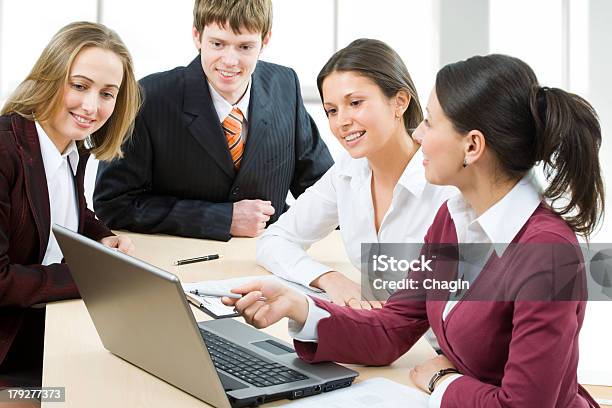 Trabajo En Equipo Foto de stock y más banco de imágenes de Actividad - Actividad, Adulto, Asociación