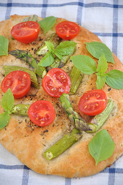 pizza com tomate e o verde espargos - fochaccia imagens e fotografias de stock