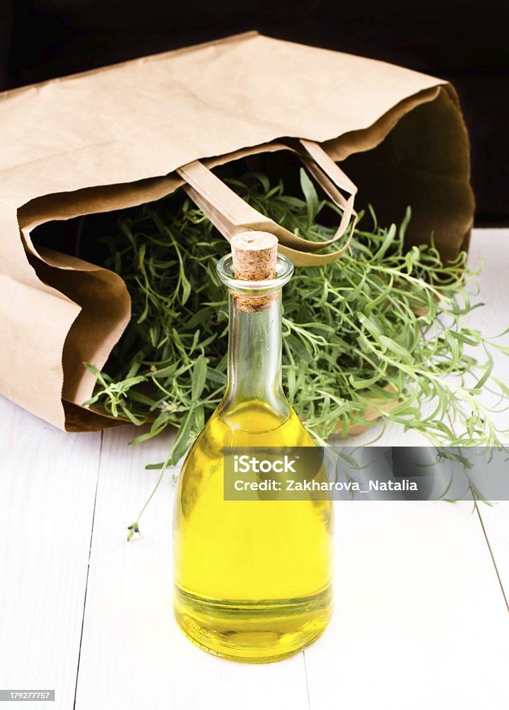Butelka oliwy z oliwek i ziół z Papierowa torba - Zbiór zdjęć royalty-free (Bazylia)