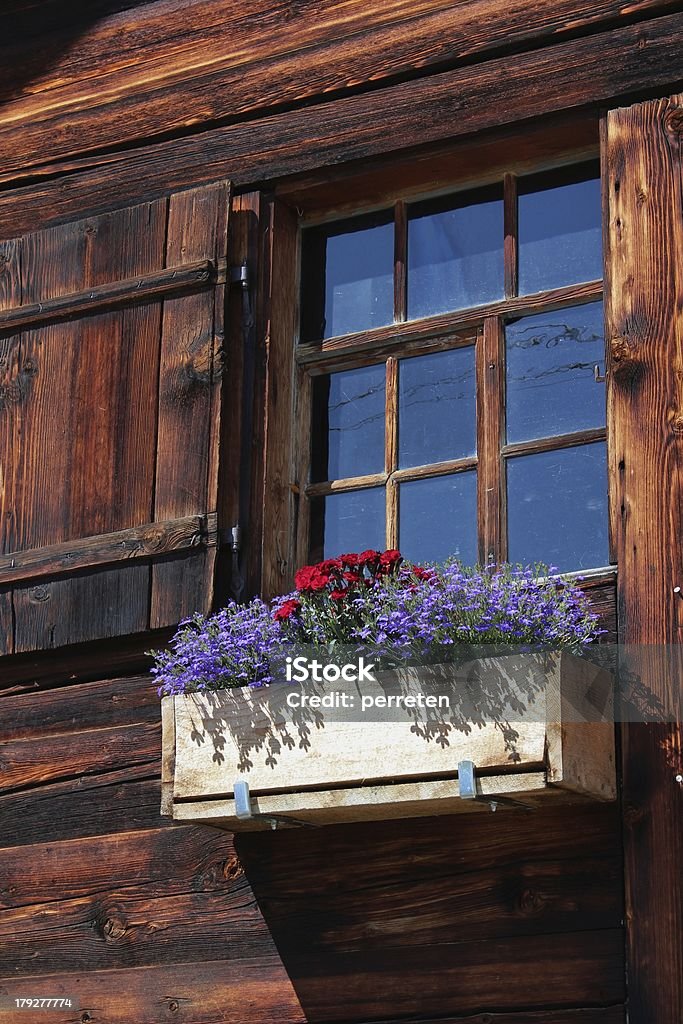 Красивые старые окна, декорирован цветами - Стоковые фото Архитектура роялти-фри