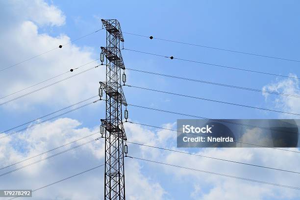 Photo libre de droit de Détail De Pylône Électrique Contre banque d'images et plus d'images libres de droit de Acier - Acier, Bleu, Charpente