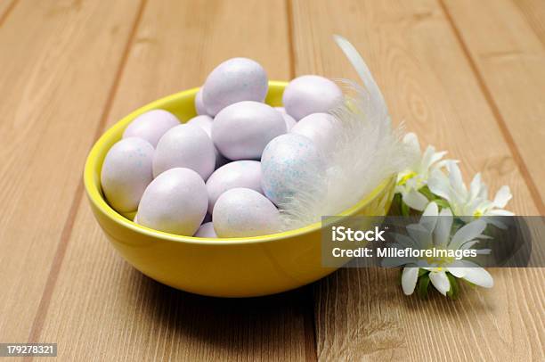 Amarillo Pequeño Tazón De Los Huevos De Pascua En La Mesa Shabby Chic Foto de stock y más banco de imágenes de Alimento