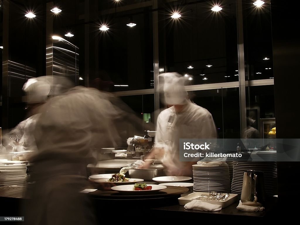 Os chefs trabalhando - Foto de stock de Ocupado royalty-free