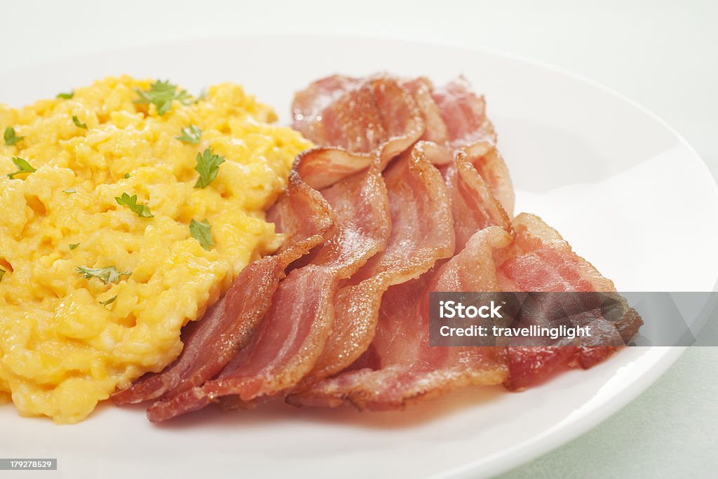 Rührei und gegrillten Bacon Englisches Frühstück - Lizenzfrei Englisches Frühstück Stock-Foto