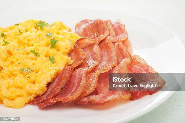 Rührei Und Gegrillten Bacon Englisches Frühstück Stockfoto und mehr Bilder von Englisches Frühstück - Englisches Frühstück, Farbbild, Fotografie