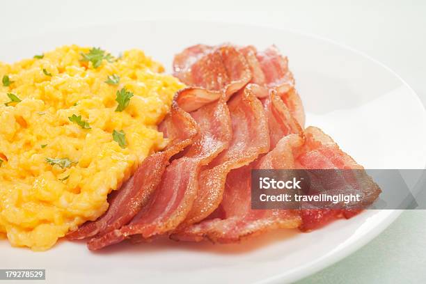 Huevos Revueltos Y A La Parrilla Tocino Desayuno Inglés Foto de stock y más banco de imágenes de Alimento