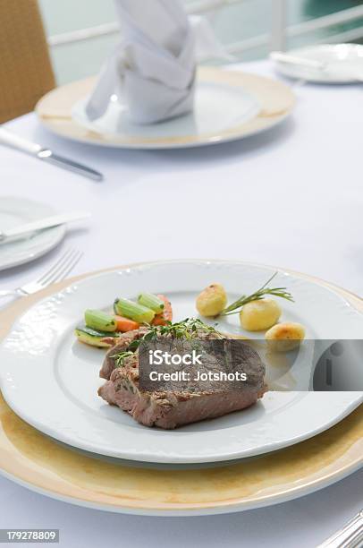 Bistec Mit Beilagen Gebratenes Foto de stock y más banco de imágenes de Aire libre - Aire libre, Alimento, Bistec