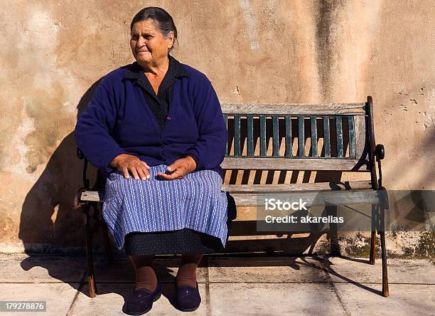 Vecchia Signora In Un Villaggio Greco - Fotografie stock e altre immagini di Grecia - Stato - Grecia - Stato, Persone, Culture