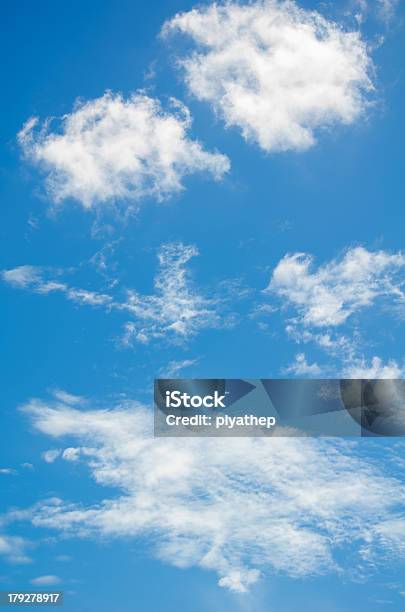 구름이 있는 푸른 하늘 0명에 대한 스톡 사진 및 기타 이미지 - 0명, 개념, 곡선