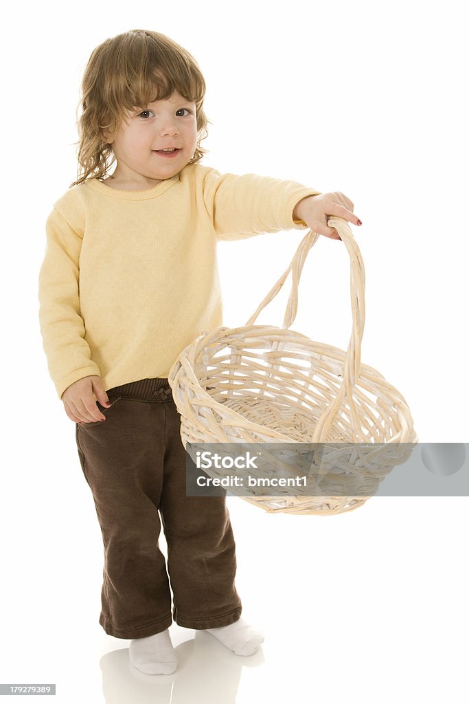 Малыш с Пасхальная корзина - Стоковые фото Корзина роялти-фри