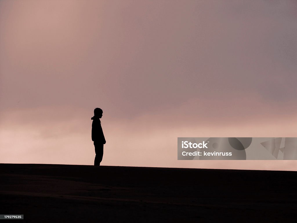 Singolo uomo in piedi con le dune al tramonto - Foto stock royalty-free di Bambini maschi