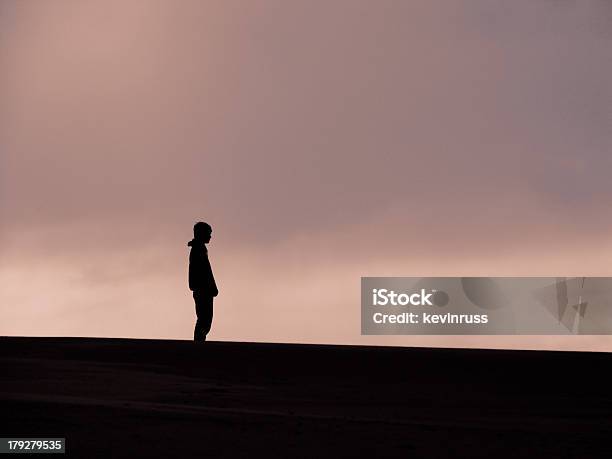 Singolo Uomo In Piedi Con Le Dune Al Tramonto - Fotografie stock e altre immagini di Bambini maschi - Bambini maschi, Sagoma - Controluce, Soltanto una persona