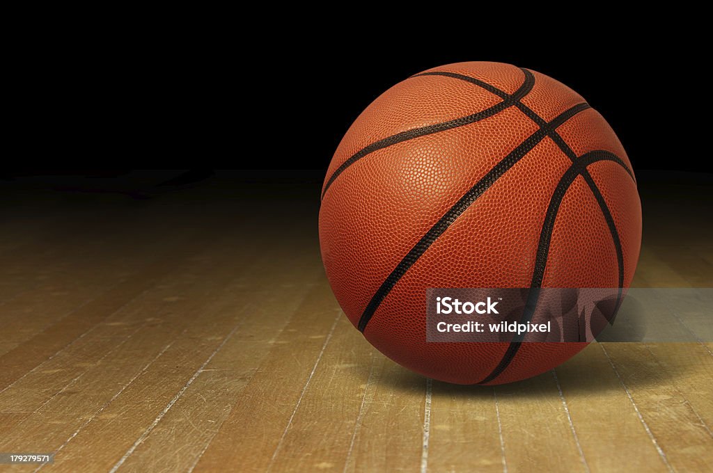 Basket su legno corte - Foto stock royalty-free di Ambientazione interna