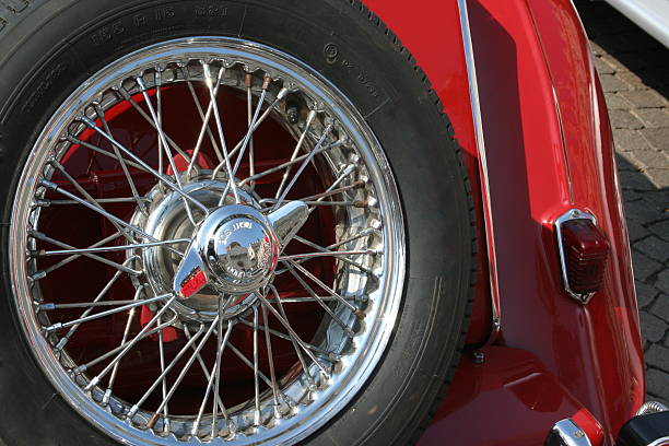 historique de voiture avec roue de secours - ferrari car red status car photos et images de collection