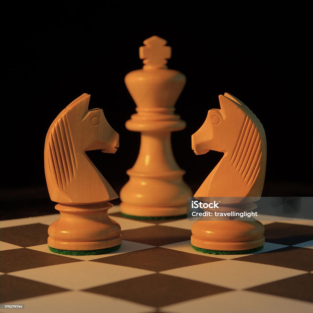 Jeu d'échecs White Knights bordant avec très grand lit - Photo de Adversité libre de droits