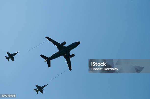 Im Flug Fueling Stockfoto und mehr Bilder von Abheben - Aktivität - Abheben - Aktivität, Energieindustrie, Fliegen