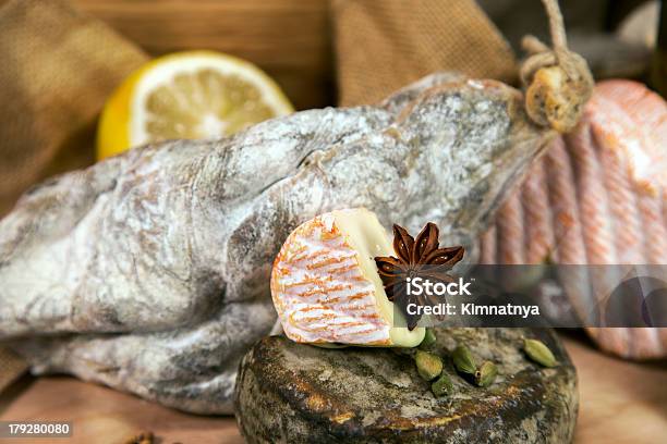 Carnes Y Quesos Surtidos Foto de stock y más banco de imágenes de Ajo - Ajo, Alimento, Antipasto