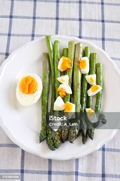 Espargos Com Ovos - Fotografias de stock e mais imagens de Almoço - Almoço, Amarelo, Comida