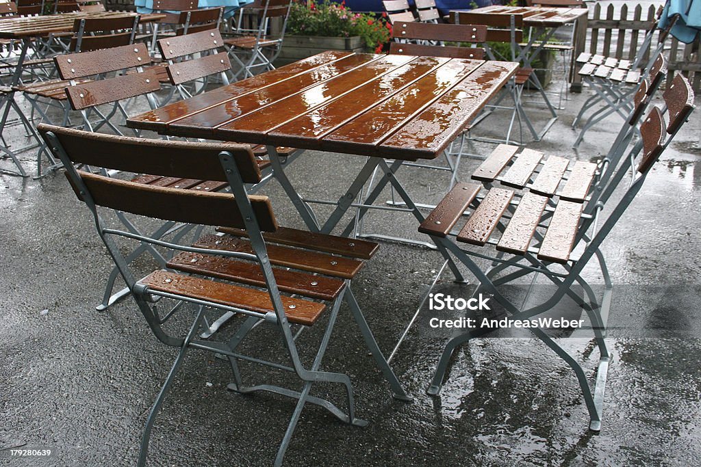 Pluie d'été dans un biergarten allemand - Photo de Pluie libre de droits