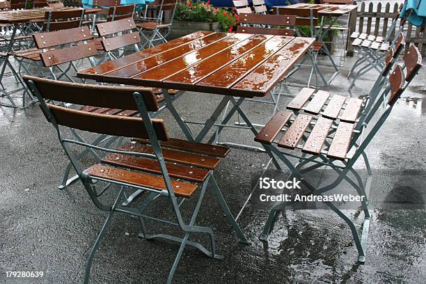 Photo libre de droit de Pluie Dété Dans Un Biergarten Allemand banque d'images et plus d'images libres de droit de Pluie - Pluie, Bar, Restaurant