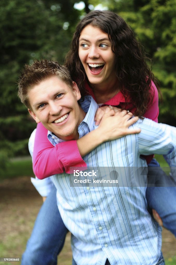 Heureux jeune Couple dans le parc - Photo de Adolescent libre de droits
