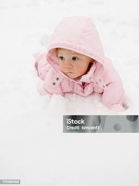 Triste Bebê Na Neve - Fotografias de stock e mais imagens de 12-15 Meses - 12-15 Meses, 12-23 Meses, A nevar