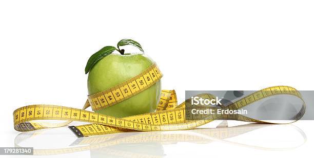 Saudável Maçã Verde E Uma Fita De Medição Isoladas - Fotografias de stock e mais imagens de Alimentação Não-saudável - Alimentação Não-saudável, Alimentação Saudável, Baixo