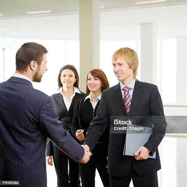 Photo libre de droit de Handshaking banque d'images et plus d'images libres de droit de Accord - Concepts - Accord - Concepts, Activité, Adulte